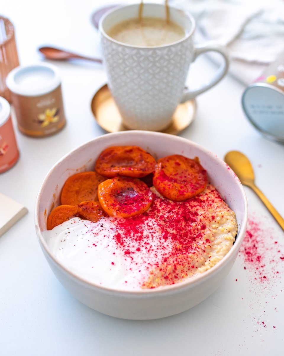 Hirse Porridge mit gebratenen Aprikosen