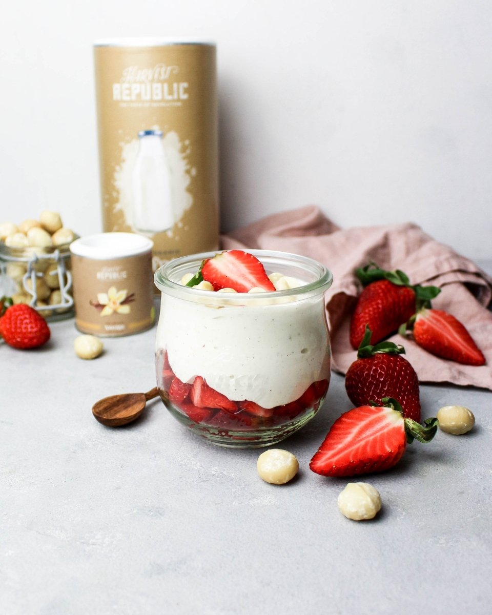 Vanille Protein Quark mit Erdbeeren und Macadamia Nüssen